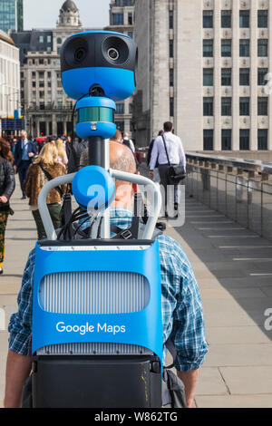 England, London, Mann, der 360°-Kamera für Google Street Level Mapping Stockfoto