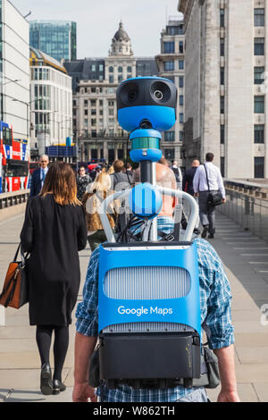 England, London, Mann, der 360°-Kamera für Google Street Level Mapping Stockfoto