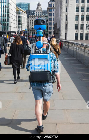 England, London, Mann, der 360°-Kamera für Google Street Level Mapping Stockfoto