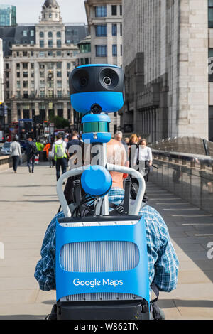 England, London, Mann, der 360°-Kamera für Google Street Level Mapping Stockfoto