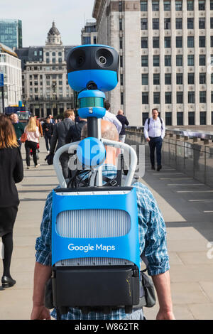 England, London, Mann, der 360°-Kamera für Google Street Level Mapping Stockfoto
