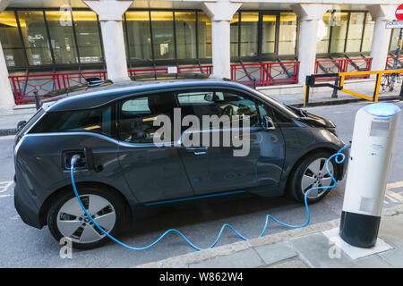 England, London, elektrische Autos an der Ladestation Stockfoto