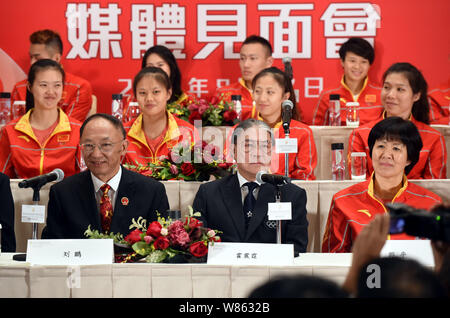 Timothy Fok Tsun-Ting, Mitte, Präsident des Olympischen Komitees von Hong Kong, Head Coach Jenny Lang oder Lang Ping der chinesischen nationalen Frauen v Stockfoto