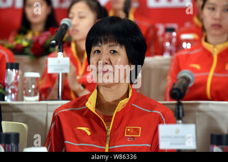 Head Coach Jenny Lang oder Lang Ping der chinesischen nationalen Volleyballerinnen nimmt an einer Pressekonferenz in Hongkong, China, 27. August 2016. Ein 64- Stockfoto