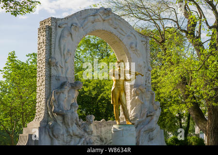 Wien, Österreich - 25 April 2018: Denkmal für Johann Strauss in einer Stadt Park an einem sonnigen April Tag Stockfoto