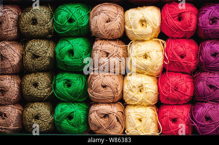 Bunte Fäden. Auswahl von bunten Garne Wolle auf shopfront. Stricken Hintergrund, eine Menge Kugeln. Strickgarn für handgefertigte Winterkleidung. Stockfoto