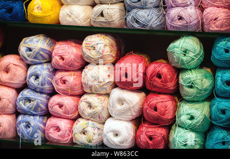 Colorful threads. Selection of colorful yarn wool on shopfront. Knitting background, a lot of balls. Knitting yarn for handmade winter clothes. Stockfoto