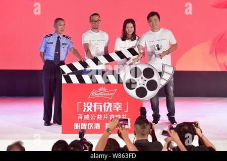 Schwangere pensionierte Chinesischen Tennis superstar Li Na, zweite rechts, und ihr Ehemann Jiang Shan, Rechts, an einer öffentlichen Nutzen das Ereignis 'keine Betrunkenen D zu fördern. Stockfoto