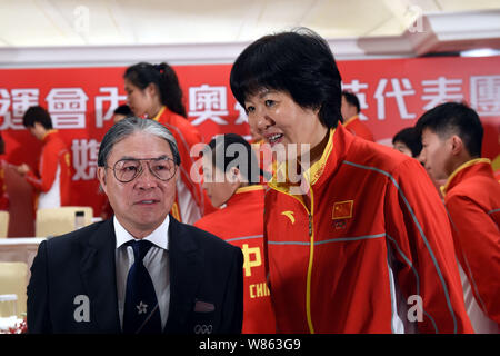 Timothy Fok Tsun-Ting, Präsident des Olympischen Komitees von Hong Kong und Haupttrainer Jenny Lang oder Lang Ping der chinesischen nationalen Frauen Volleyball Stockfoto