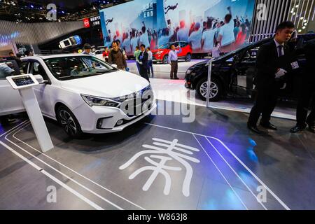 ---- Besucher ausprobieren oder an einen BYD Qin Plug-in Hybrid Auto auf dem Display während der 14. Internationalen Automobil Ausstellung, auch bekannt als Stockfoto