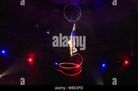 Antenne Acrobat in den Ring. Ein junges Mädchen führt die akrobatische Elemente mit Klebeband in der Luft Ring Stockfoto