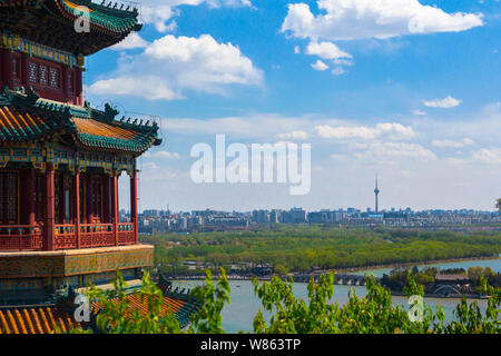 Ansicht des Foxiang Ge (Turm der Buddhistische Räucherstäbchen) im Sommerpalast in Peking, China, 17. April 2016. Stockfoto