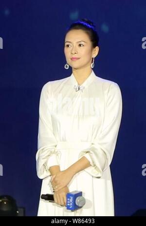 Chinesische Schauspielerin Zhang Ziyi stellt bei einer Werbeveranstaltung für Proya Kosmetik in Shanghai, China, 17. August 2016. Stockfoto