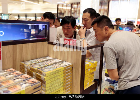 - - - - Kunden, von denen die meisten Chinesen sind, sind Einkaufsmöglichkeiten in einem Duty Free Shop in Bangkok, Thailand, 16. Februar 2016. Mit der wachsenden Zahl von Th Stockfoto