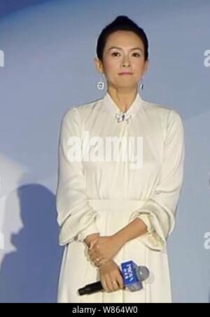 Chinesische Schauspielerin Zhang Ziyi stellt bei einer Werbeveranstaltung für Proya Kosmetik in Shanghai, China, 17. August 2016. Stockfoto