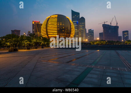 Nachtansicht der InterContinental Hotel Hangzhou, Mitte und anderen Gebäuden in qianjiang neue Stadt in Hangzhou, Provinz Zhejiang, China Stockfoto