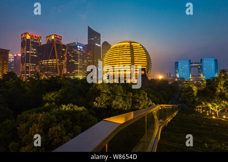 Nachtansicht der InterContinental Hotel Hangzhou, Mitte und anderen Gebäuden in qianjiang neue Stadt in Hangzhou, Provinz Zhejiang, China Stockfoto