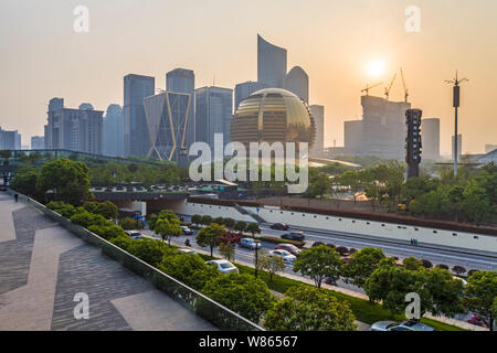 Skyline der InterContinental Hotel Hangzhou, Mitte und anderen Gebäuden in qianjiang neue Stadt in Hangzhou City, East China Zhejiang provinz, 13. Stockfoto