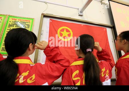 ------ Junge chinesische Studenten während einer Zeremonie schwören für immer neue Mitglieder der Kommunistischen Jugendliga Chinas an Rongan Grafschaft Mitte Scho Stockfoto