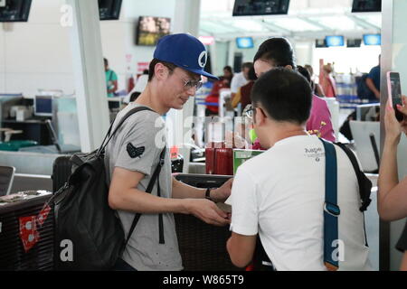 Taiwanesische Schauspieler Wallace Huo wird dargestellt, am internationalen Flughafen Ngurah Rai entfernt, bevor Sie Bali, Indonesien, 1. August 2016. Stockfoto