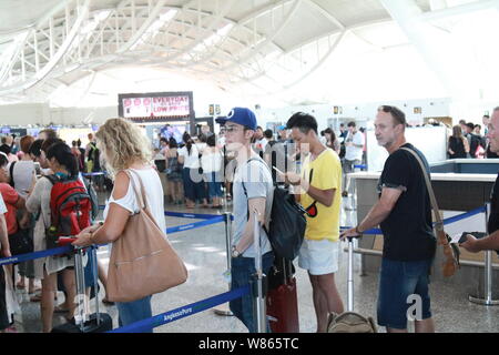 Taiwanesische Schauspieler Wallace Huo, zweite links, wird dargestellt, am internationalen Flughafen Ngurah Rai entfernt, bevor Sie Bali, Indonesien, 1. August 2016. Stockfoto