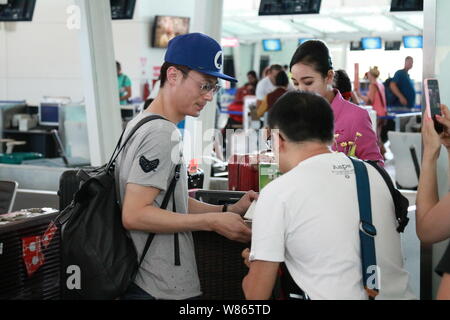 Taiwanesische Schauspieler Wallace Huo wird dargestellt, am internationalen Flughafen Ngurah Rai entfernt, bevor Sie Bali, Indonesien, 1. August 2016. Stockfoto