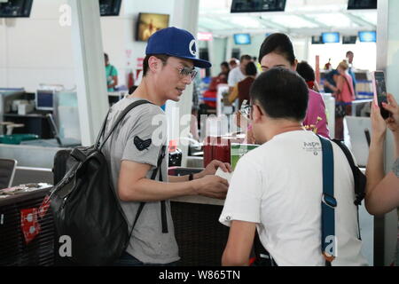 Taiwanesische Schauspieler Wallace Huo wird dargestellt, am internationalen Flughafen Ngurah Rai entfernt, bevor Sie Bali, Indonesien, 1. August 2016. Stockfoto