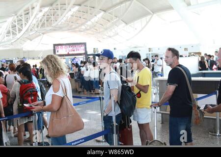 Taiwanesische Schauspieler Wallace Huo, zweite links, wird dargestellt, am internationalen Flughafen Ngurah Rai entfernt, bevor Sie Bali, Indonesien, 1. August 2016. Stockfoto