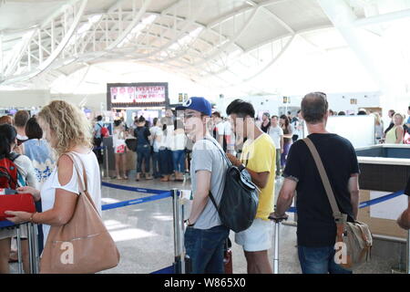 Taiwanesische Schauspieler Wallace Huo, zweite links, wird dargestellt, am internationalen Flughafen Ngurah Rai entfernt, bevor Sie Bali, Indonesien, 1. August 2016. Stockfoto