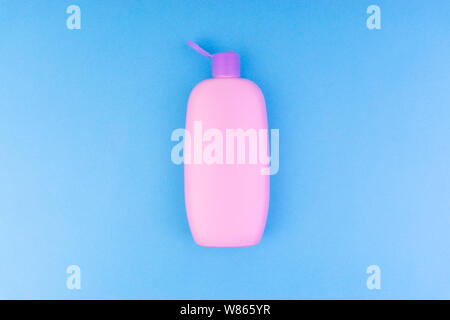 Flach Zusammensetzung der Produkte für die Babypflege auf blauem Hintergrund. Ansicht von oben Shampoo oder Dusche Flasche Gel Stockfoto