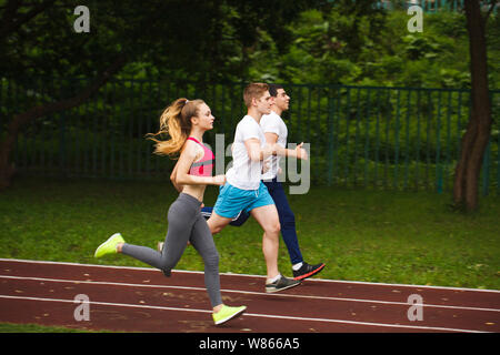 Ausführen von Athleten im Stadion an der frischen Luft. Stockfoto