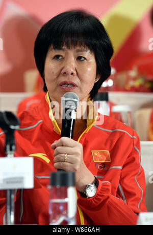 Head Coach Jenny Lang oder Lang Ping der chinesischen nationalen Volleyballerinnen nimmt an einer Pressekonferenz in Hongkong, China, 27. August 2016. Ein 64- Stockfoto