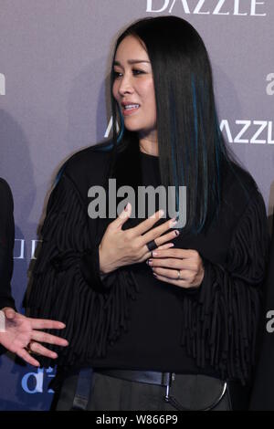 Chinesische Sänger Na Ying stellt auf einer Modenschau von 'DAZZLE" in Shanghai, China, 15. August 2016. Stockfoto