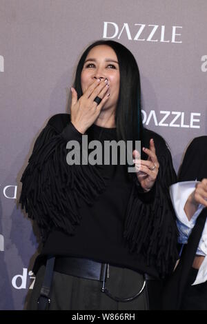 Chinesische Sänger Na Ying stellt auf einer Modenschau von 'DAZZLE" in Shanghai, China, 15. August 2016. Stockfoto