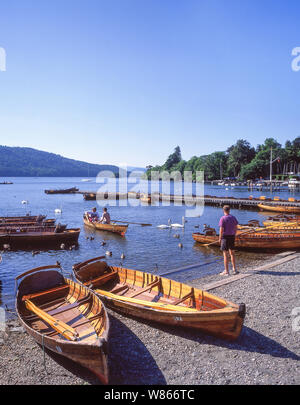 Ruderboote auf dem See Windermere und Bowness-on-Windermere, Lake District National Park, Cumbria, England, Vereinigtes Königreich Stockfoto