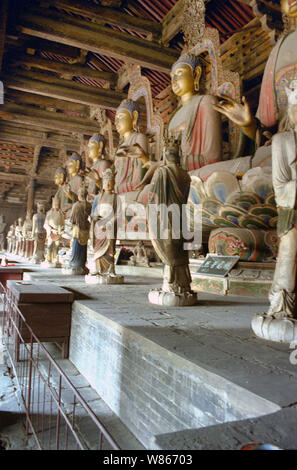 Buddha Statuen im Tempel in Fengguo Yi County, Jinzhou City, im Nordosten der chinesischen Provinz Liaoning, 2004. Stockfoto