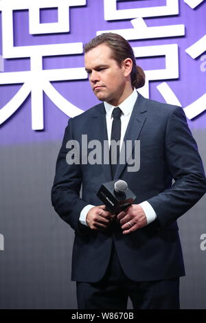 Amerikanischer Schauspieler Matt Damon Posen auf dem roten Teppich für die China Premiere seines neuen Films "Jason Bourne" in Peking, China, 16. August 2016. Stockfoto
