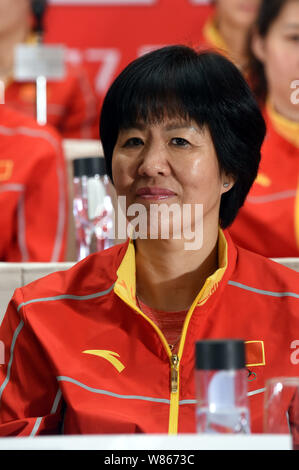 Head Coach Jenny Lang oder Lang Ping der chinesischen nationalen Volleyballerinnen nimmt an einer Pressekonferenz in Hongkong, China, 27. August 2016. Ein 64- Stockfoto