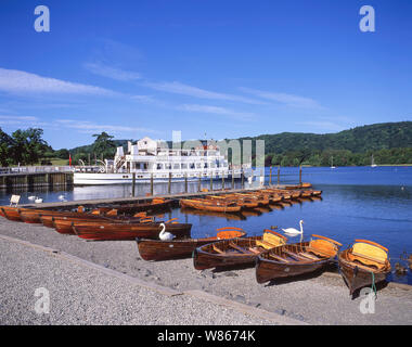 Boot- und Ruderboote auf dem See Windermere und Bowness-on-Windermere, Cumbria, England, Vereinigtes Königreich Stockfoto