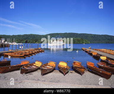 Boot- und Ruderboote auf dem See Windermere und Bowness-on-Windermere, Cumbria, England, Vereinigtes Königreich Stockfoto