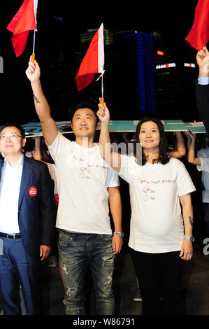 Schwangere pensionierte Chinesischen Tennis superstar Li Na, rechts, und ihr Ehemann Jiang Shan, Mitte, einen öffentlichen Nutzen das Ereignis 'nicht betrunken fahren zu fördern teilnehmen Stockfoto