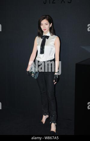 Chinesische Schauspielerin Jiang Shuying stellt bei einer Veranstaltung von Chanel J12 XS Uhren in Shanghai, China, 16. August 2016. Stockfoto