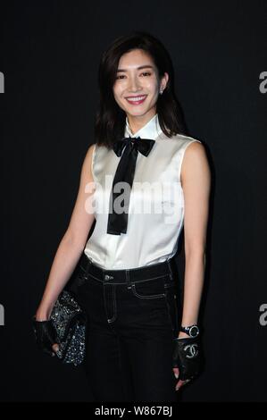 Chinesische Schauspielerin Jiang Shuying stellt bei einer Veranstaltung von Chanel J12 XS Uhren in Shanghai, China, 16. August 2016. Stockfoto