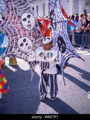 Junge schwarze Kind in Kostüm Karneval in Notting Hill, Notting Hill, Royal Borough von Kensington und Chelsea, Greater London, England, Vereinigtes Königreich Stockfoto