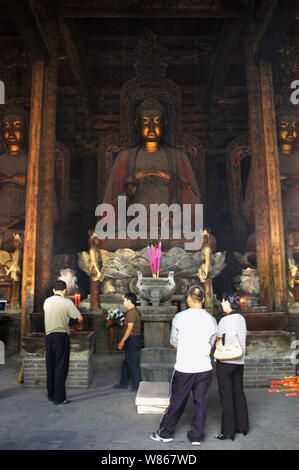 Anbeter Räucherstäbchen vor Buddha Statuen an Fengguo Tempel in Yi County, Jinzhou city zu beten Brennen, im Nordosten der chinesischen Provinz Liaoning, 200 Stockfoto