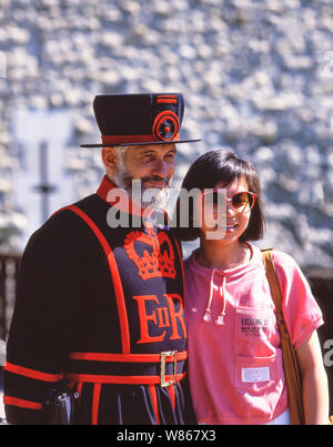 Beefeater (Yeomen Warder) mit Asian Tourist, Tower of London, Tower Hill, The Borough of Tower Hamlets, Greater London, England, Großbritannien Stockfoto