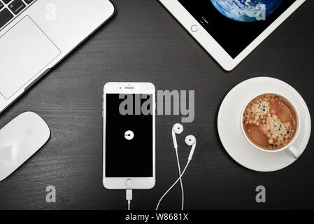Kiew, Ukraine - Februar 6, 2018: Apple iPhone 8 plus mit Uber Apps auf dem Bildschirm mit dem Macbook, ipad, Kaffee und Kopfhörer auf schwarzen Schreibtisch, Ansicht von oben. Stockfoto