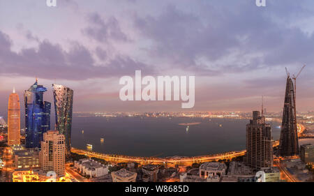 Schöne Panoramasicht auf Corniche. Luftaufnahme von West Bay Downtown Doha City Stockfoto