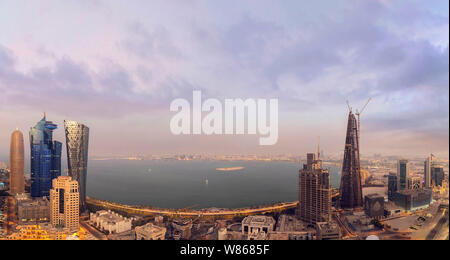 Schöne Panoramasicht auf Corniche. Luftaufnahme von West Bay Downtown Doha City Stockfoto
