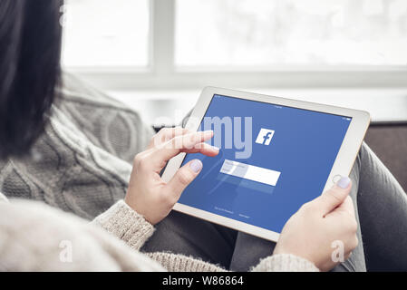 Kiew, Ukraine - Februar 10, 2018: Frau mit Facebook App auf ein nagelneues Apple iPad Pro Silver, 7. Generation des iPad von Apple entwickelte Inc. Stockfoto